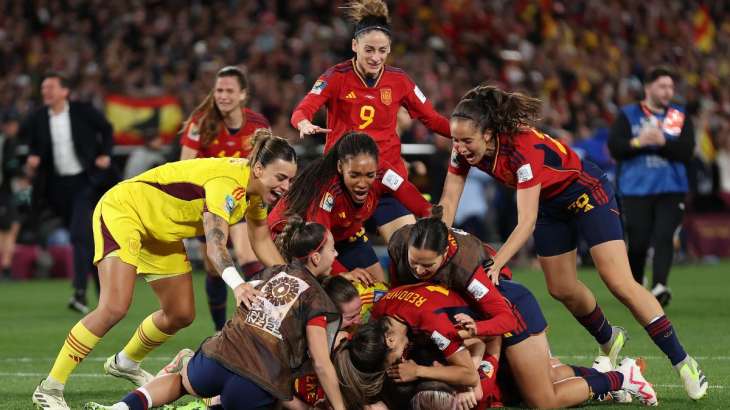 Spain's players celebrating win over England in FIFA World