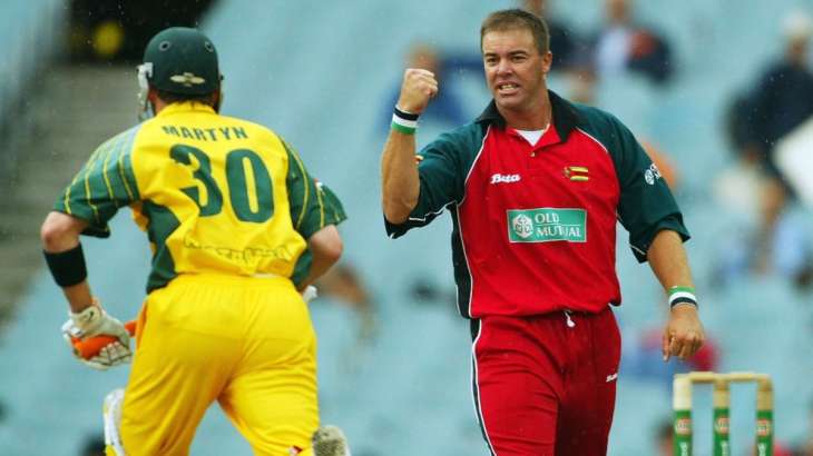 Heath Streak bowling to Damien Martyn