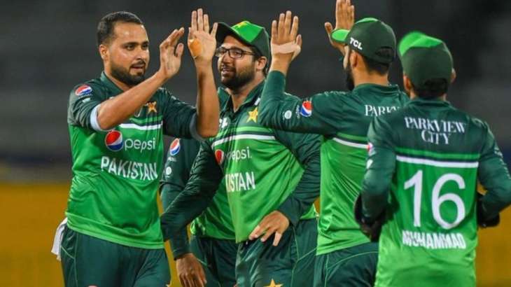 Faheem Ashraf celebrates a wicket with fellow teammates