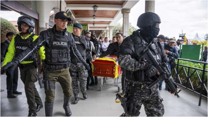 Villavicencio's remains being carried by the Ecuadorian