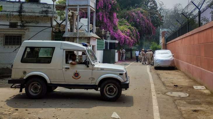 Delhi cop robbed of his car at gunpoint in Gurugram 
