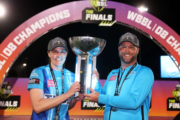 Tahlia McGrath and Luke Williams with the WBBL 2022 trophy