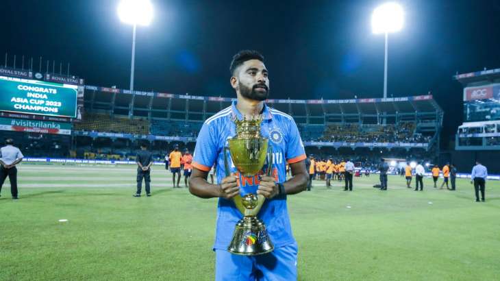 Mohammed Siraj with Asia Cup 2023 trophy