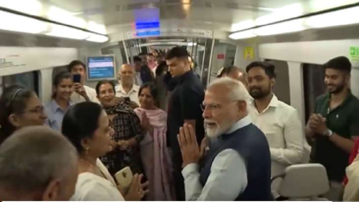 PM Modi in delhi metro, WATCH VIDEO, PM Modi interacts with people, dmrc, Delhi Metro Airport Expres