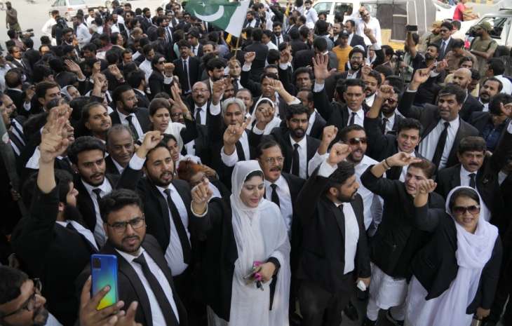 Pakistan lawyers protesting against fuel and electricity