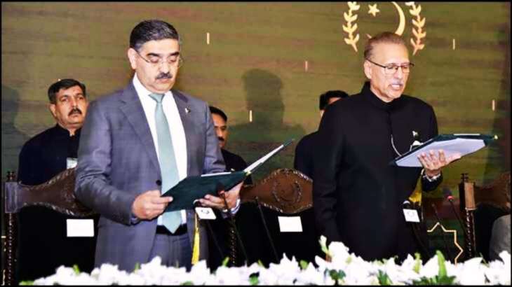 Pakistan caretaker PM Anwar ul Haq Kakar (L) and President