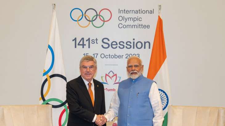 Narendra Modi and Thomas Bach at the IOC Session in Mumbai
