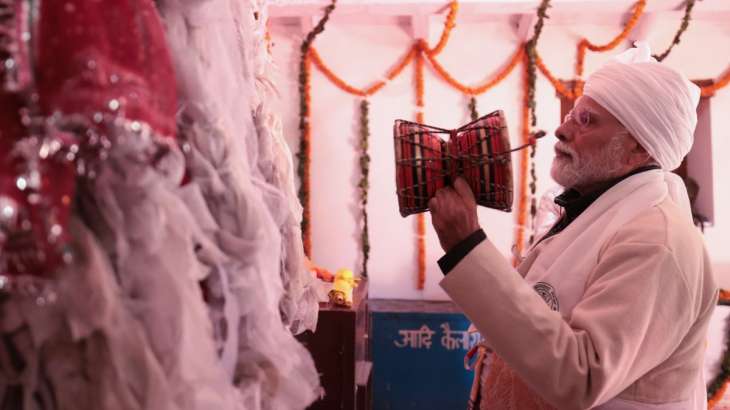 PM Modi performed an 'aarti' at Parvati Kund. 