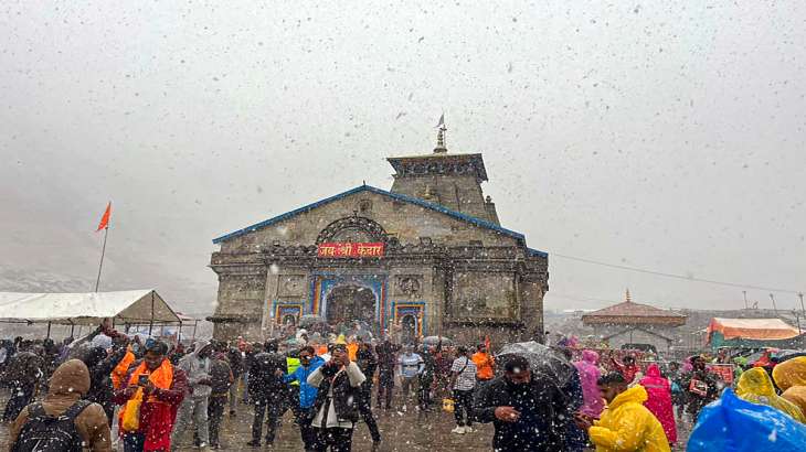 Kedarnath Temple, snowfall