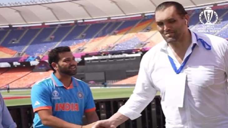 Indian cricket team skipper meets The Great Khali