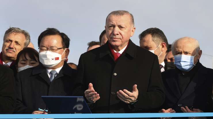 Turkey's President Recep Tayyip Erdogan, center, and South Korean PM Kim Boo-kyum, left, attend the opening ceremony of the 1915 Canakkale Bridge, in Çanakkale - India Tv