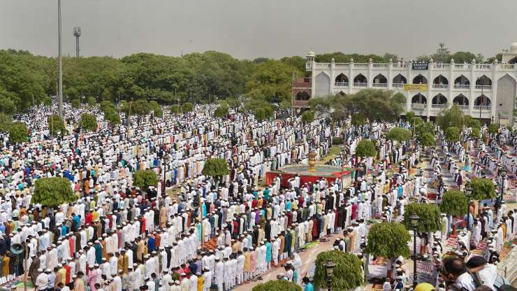 Lebih dari lima lakh orang yang dipimpin oleh Imam Maulana Khalid Rashid Farangi Mahali melakukan shalat di maidan Eidgah. - TV India