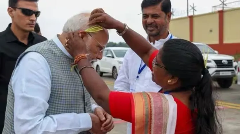 PM Modi welcomed with a traditional ‘Jahva’ during his visit to Jharkhand.