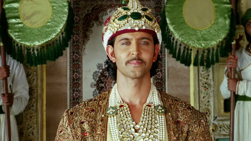 Greek god aka Hrithik Roshan played the role of Emperor Akbar in the 2008 film Jodha Akbar, while Aishwarya Rai played the role of Jodha Bai with him in the film. The film was directed by Ashutosh Gowariker. The movie deals with the love story of Jodha and Akbar. 