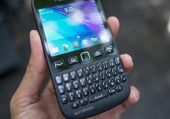 BlackBerry launches BB 9720 at Rs 15,990 – India TV