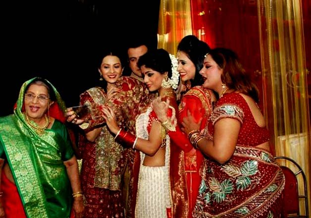 itna karo na mujhe pyar busy building memories see pics