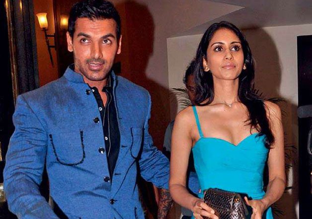 John Abraham e Priya Runchal 2023