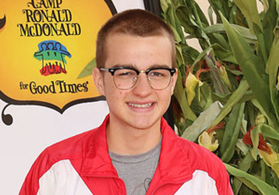 sheen offers jones anger management role sheen offers jones anger management role