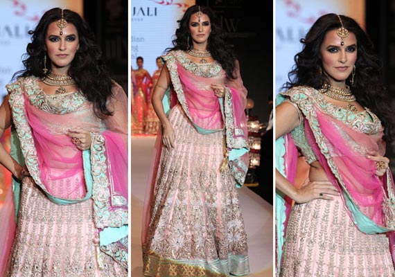 neha dhupia reveals her single status at ibfw 2013