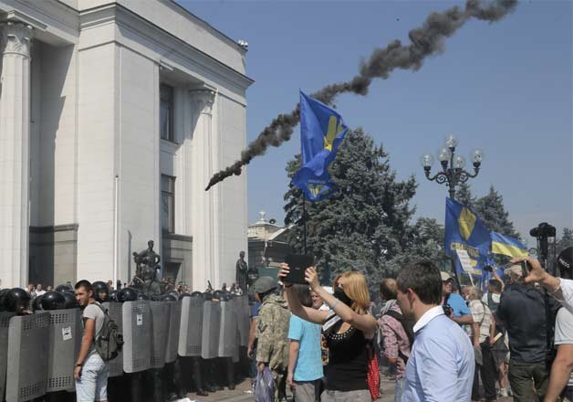 grenade explodes during ukraine clashes 1 officer killed