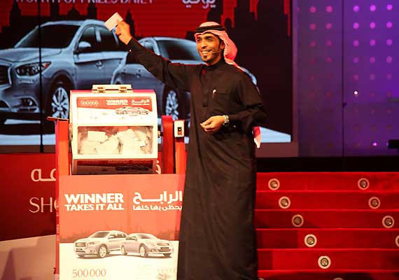indian tailor wins luxury cars 100 000 dirhams in dubai
