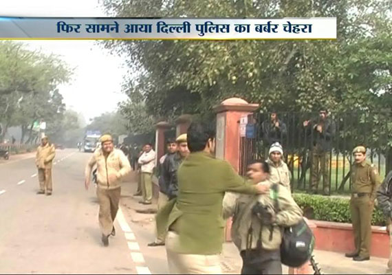 delhi policeman slaps photographer while clicking elephant pic at rajghat