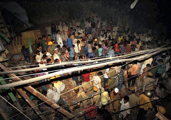 Five-storeyed 100-year-old building collapses in Delhi's Chandni Chowk