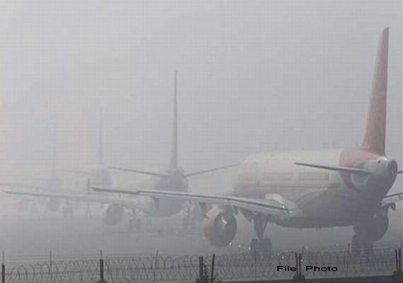 Delhi: Minimum temp at 4.8 degrees C, dense fog disrupts train, air traffic