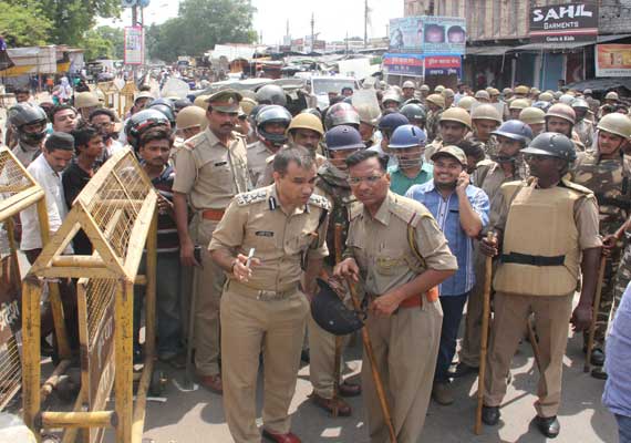 policeman opens fire in lucknow injures four policeman opens fire in lucknow injures four