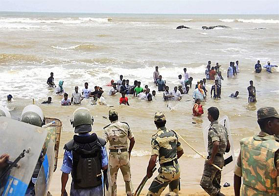 protesters form human chain in sea water near kudankulam protesters form human chain in sea water near kudankulam