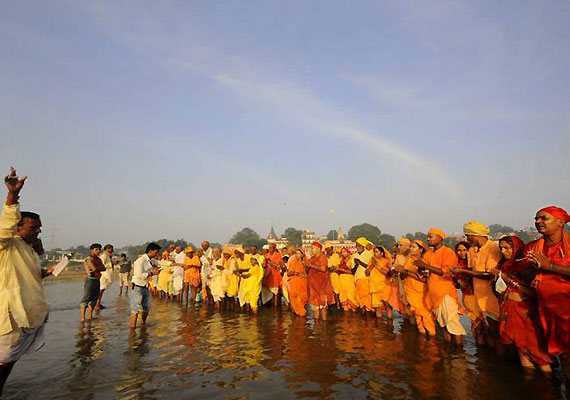 shortage prompts use of child priests in gaya