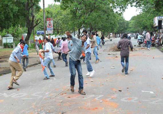 Cops pelted with stones by pro-Telangana students; 3 injured