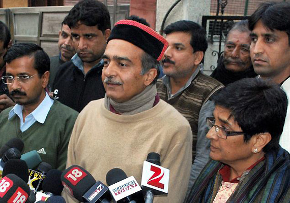 team anna core committee leaves it to him to decide strategy