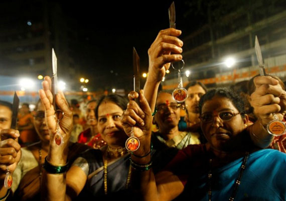 shiv sainiks distribute knives to women for protection