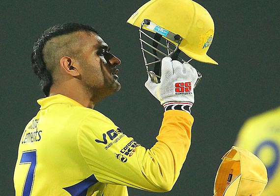Pics of MS Dhoni's new look with faux hawk hairstyle go viral-chantamquoc.vn