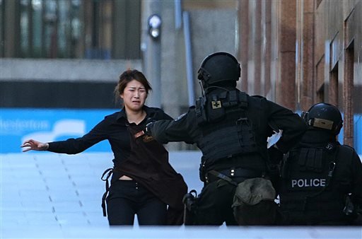 shane warne urges for peace as sydney cafe remains under siege