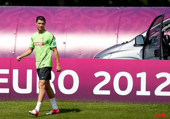 spain won t change style just to counter ronaldo spain won t change style just to counter ronaldo