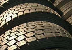 apollo tyres q4 net skids 9.4 at rs 142 cr