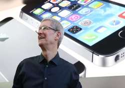 apple ceo tim cook teases reassures shareholders