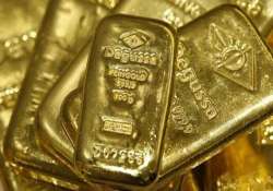 gold dips below rs 28 000 level on weak global cues