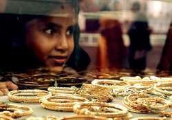 gold dips below rs 29 000 on weak global cues