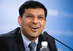 rate cuts raghuram rajan says watching monsoon impact on inflation