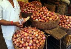 retail onion prices continue to rule at rs 60 70 per kg