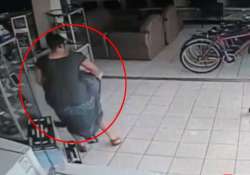 caught on cam lady steals plasma tv from store in 13 seconds