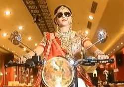 watch dabangg bride ditches palki races into her wedding mandap on bullet