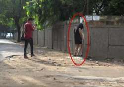 watch video woman caught peeing on streets and this is how people reacted