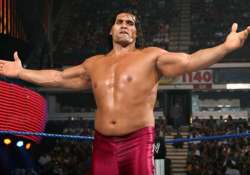 when a reporter jumped on table to take the great khali s interview