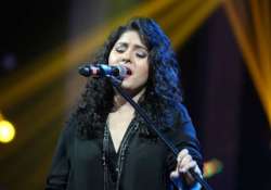 a nervous sunidhi chauhan sings rabindra sangeet