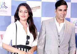 akshay sonakshi walk the ramp for iijw fashion week