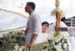 akshay s son aarav lighted rajesh khanna s funeral pyre